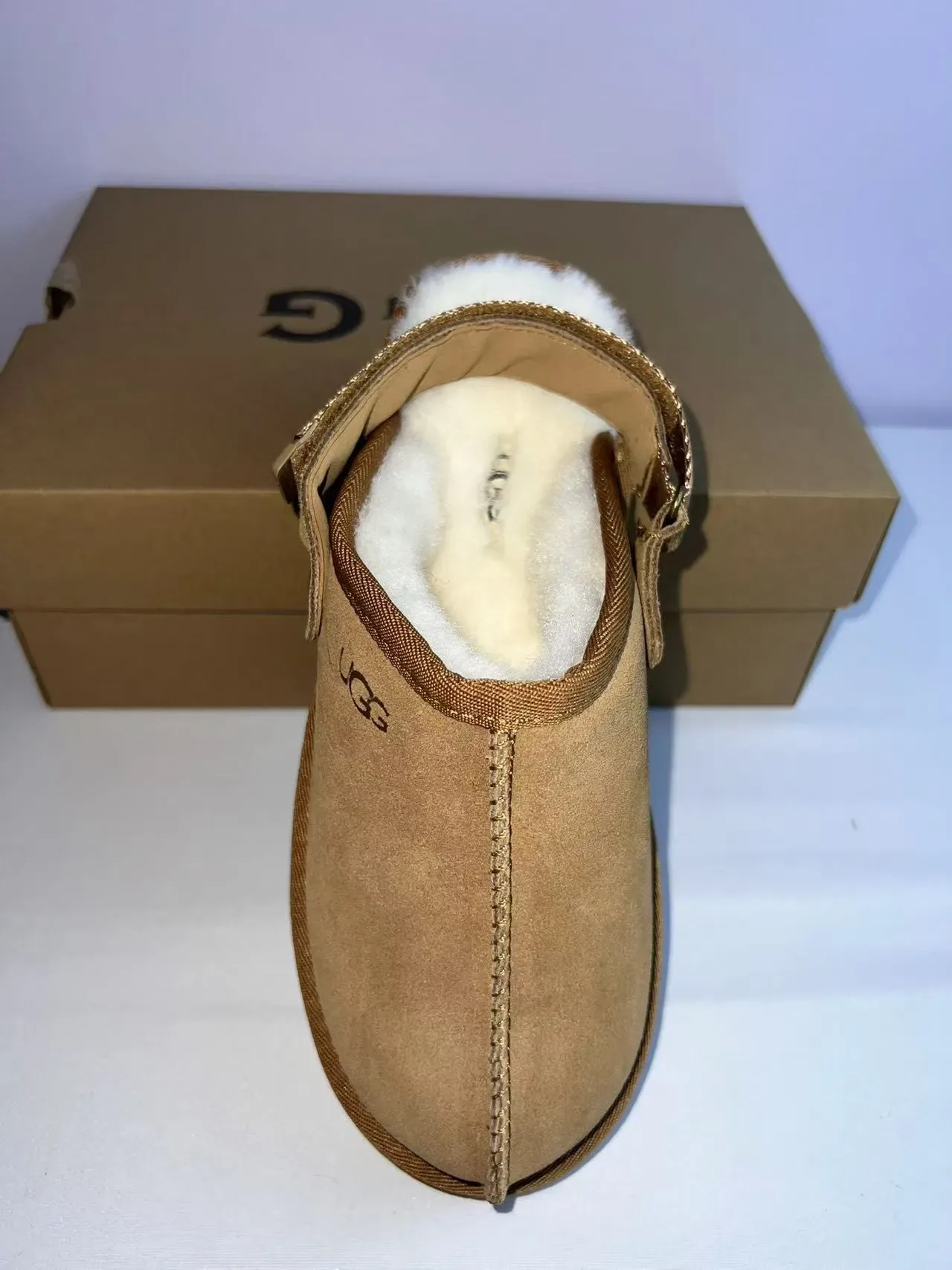UGG Tasman نعال بني من السويد مبطن بفراء بشريط خلفي 6