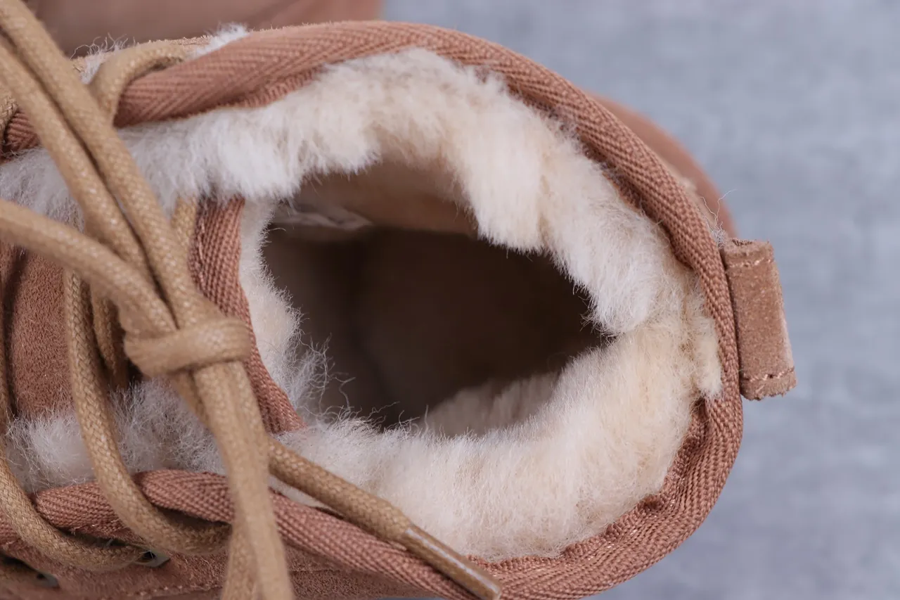 UGG Tasman Bottines en Daim Tan Doublées de Mouton à Lacets 4