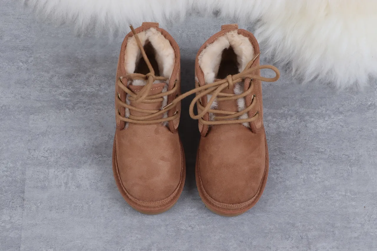 UGG Tasman Bottines en Daim Tan Doublées de Mouton à Lacets 9