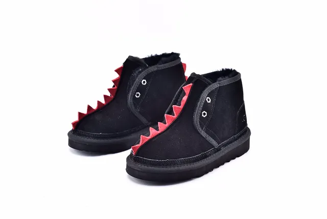 UGG The Fluff Squad 黑色红色 仿麂皮绒上层 带钉装饰领 雪靴 2