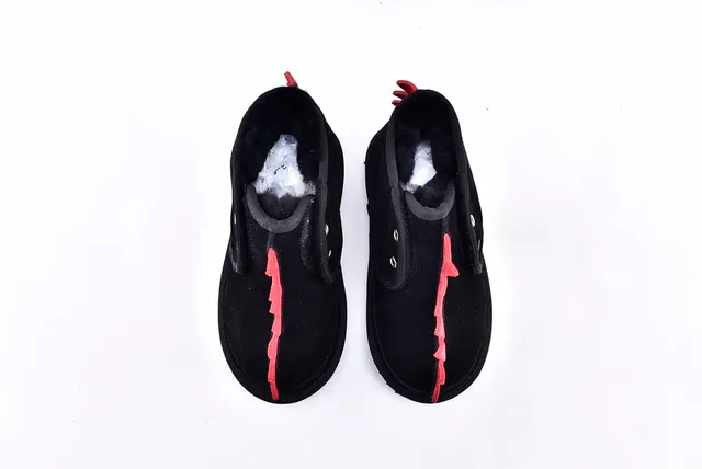 UGG The Fluff Squad 黑色红色 仿麂皮绒上层 带钉装饰领 雪靴 3