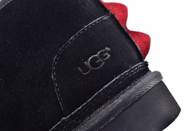 UGG The Fluff Squad 黑色红色 仿麂皮绒上层 带钉装饰领 雪靴 4