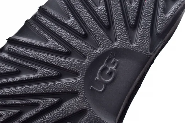 UGG The Fluff Squad 黑色红色 仿麂皮绒上层 带钉装饰领 雪靴 8