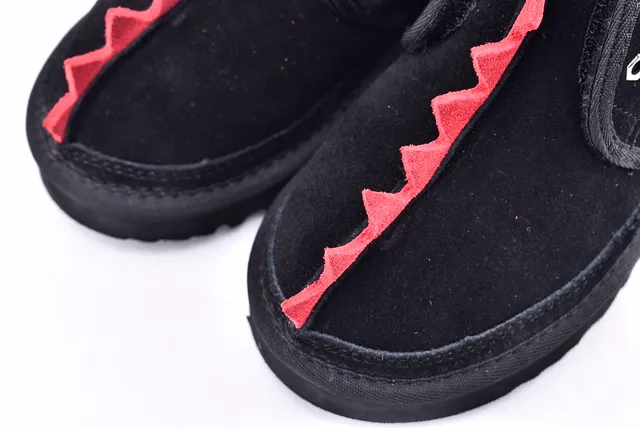 UGG The Fluff Squad 黑色红色 仿麂皮绒上层 带钉装饰领 雪靴 11