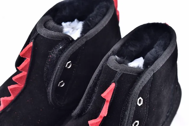 UGG The Fluff Squad 黑色红色 仿麂皮绒上层 带钉装饰领 雪靴 12