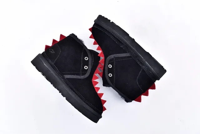 UGG The Fluff Squad 黑色红色 仿麂皮绒上层 带钉装饰领 雪靴 13