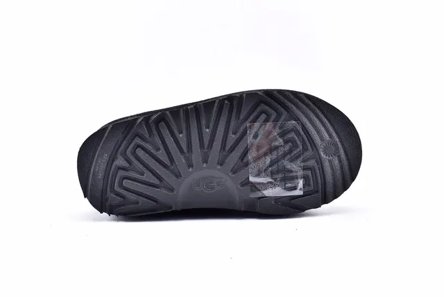 UGG The Fluff Squad 黑色红色 仿麂皮绒上层 带钉装饰领 雪靴 14