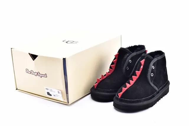 UGG The Fluff Squad 黑色红色 仿麂皮绒上层 带钉装饰领 雪靴 16