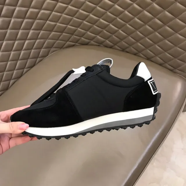 Valentino tênis pretos e brancos com logo VLTN bordado e parte superior misturada de camurça e têxtil sneakers lifestyle 3