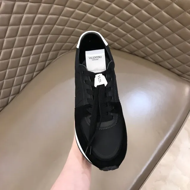 Valentino tênis pretos e brancos com logo VLTN bordado e parte superior misturada de camurça e têxtil sneakers lifestyle 4