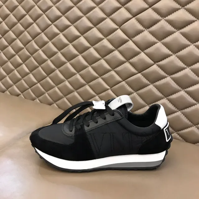 Valentino tênis pretos e brancos com logo VLTN bordado e parte superior misturada de camurça e têxtil sneakers lifestyle 5