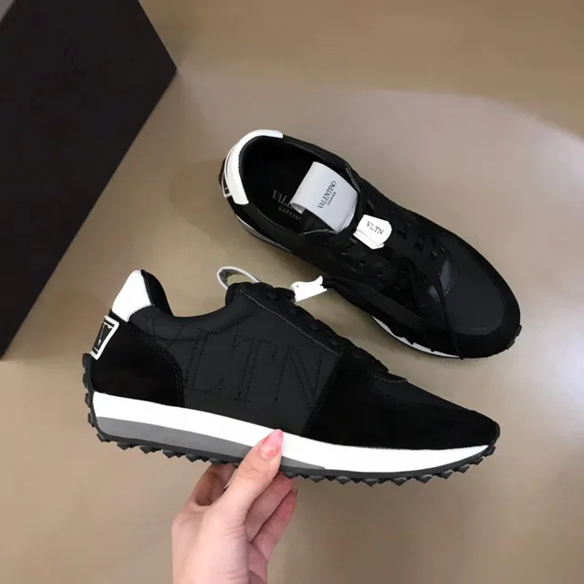 Valentino tênis pretos e brancos com logo VLTN bordado e parte superior misturada de camurça e têxtil sneakers lifestyle 6
