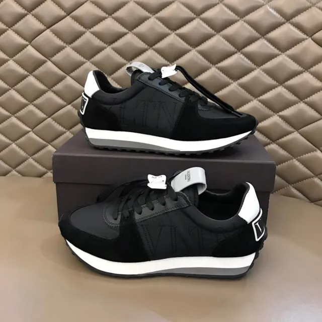 Valentino tênis pretos e brancos com logo VLTN bordado e parte superior misturada de camurça e têxtil sneakers lifestyle 7