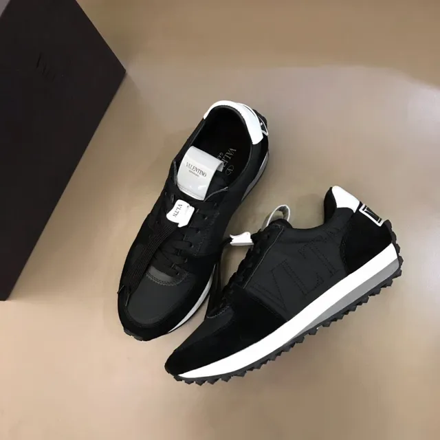 Valentino tênis pretos e brancos com logo VLTN bordado e parte superior misturada de camurça e têxtil sneakers lifestyle 8