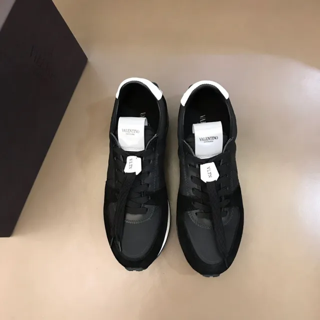 Valentino tênis pretos e brancos com logo VLTN bordado e parte superior misturada de camurça e têxtil sneakers lifestyle 9
