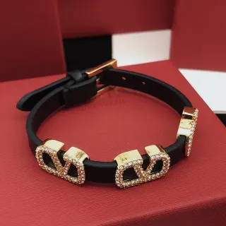 Valentino Garavani VLOGO Pulsera de goma negra con cristales