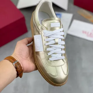 Valentino Tênis Lifestyle com Cadarços de Couro Metálico Branco Dourado