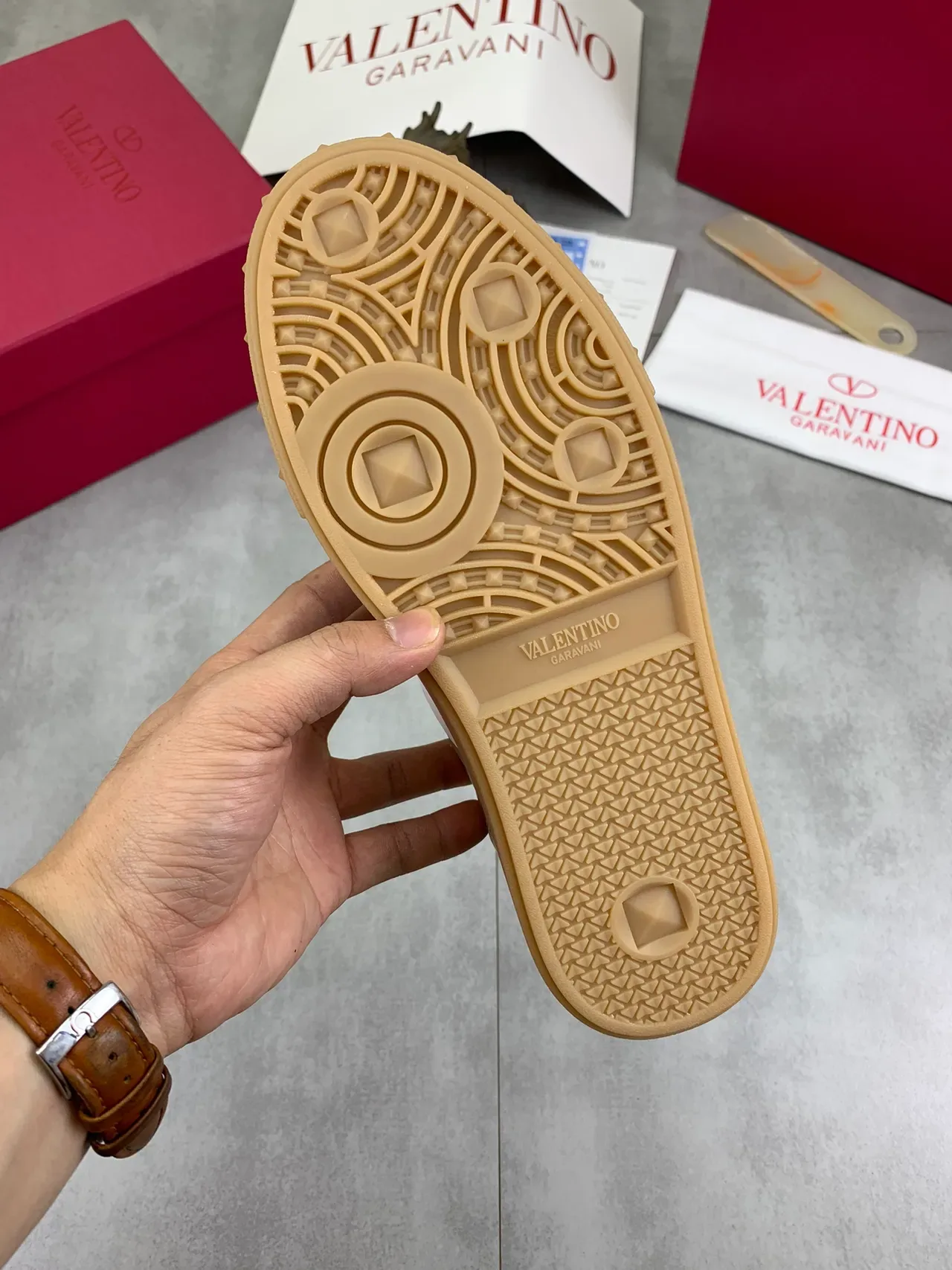 Valentino Tênis Lifestyle com Cadarços de Couro Metálico Branco Dourado 2