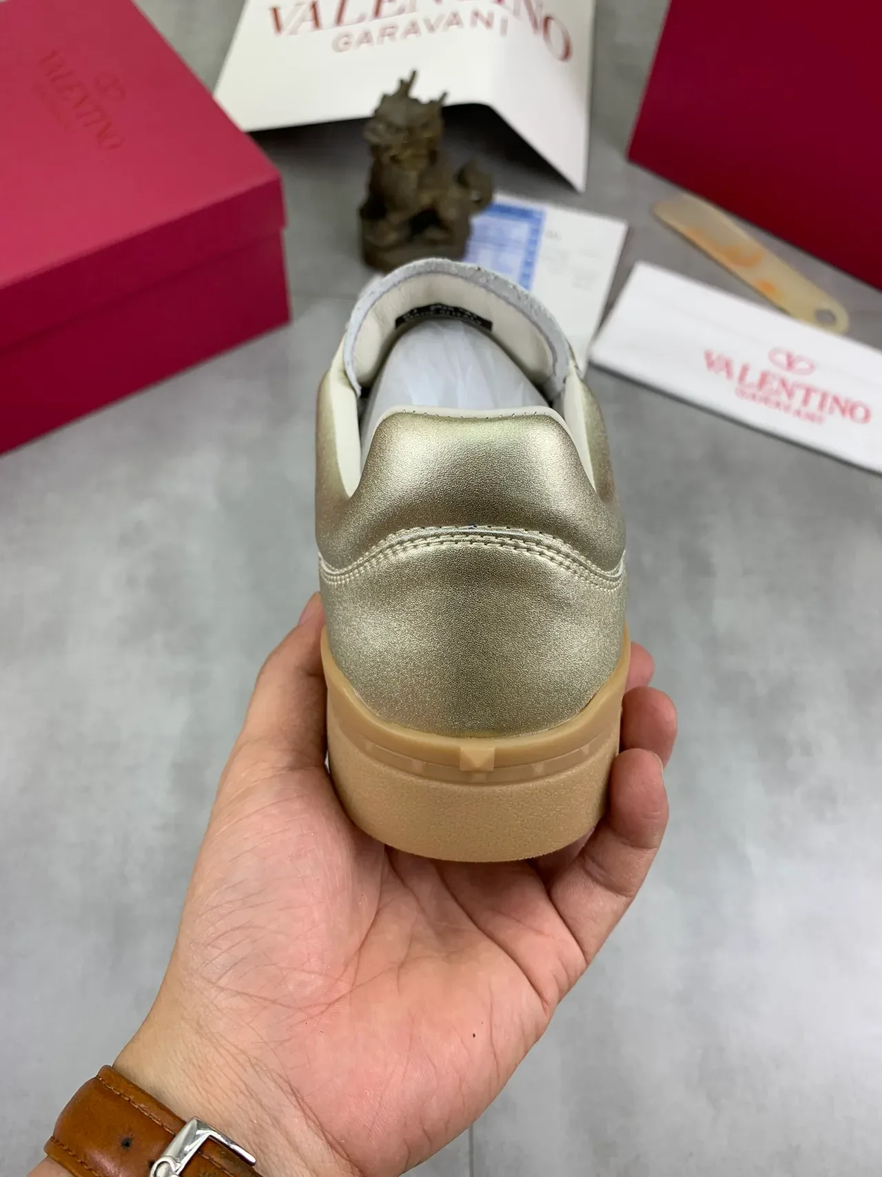 Valentino Tênis Lifestyle com Cadarços de Couro Metálico Branco Dourado 3