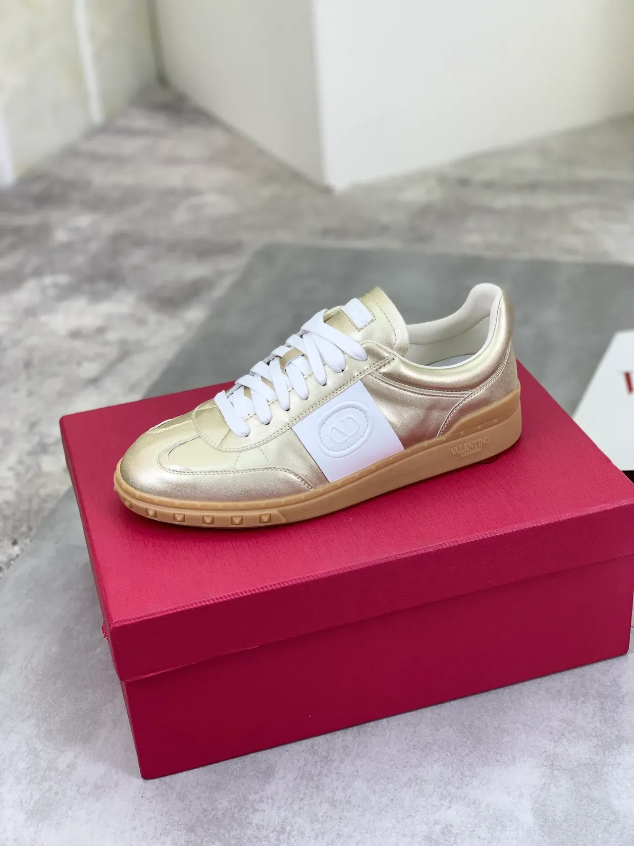 Valentino Tênis Lifestyle com Cadarços de Couro Metálico Branco Dourado 4
