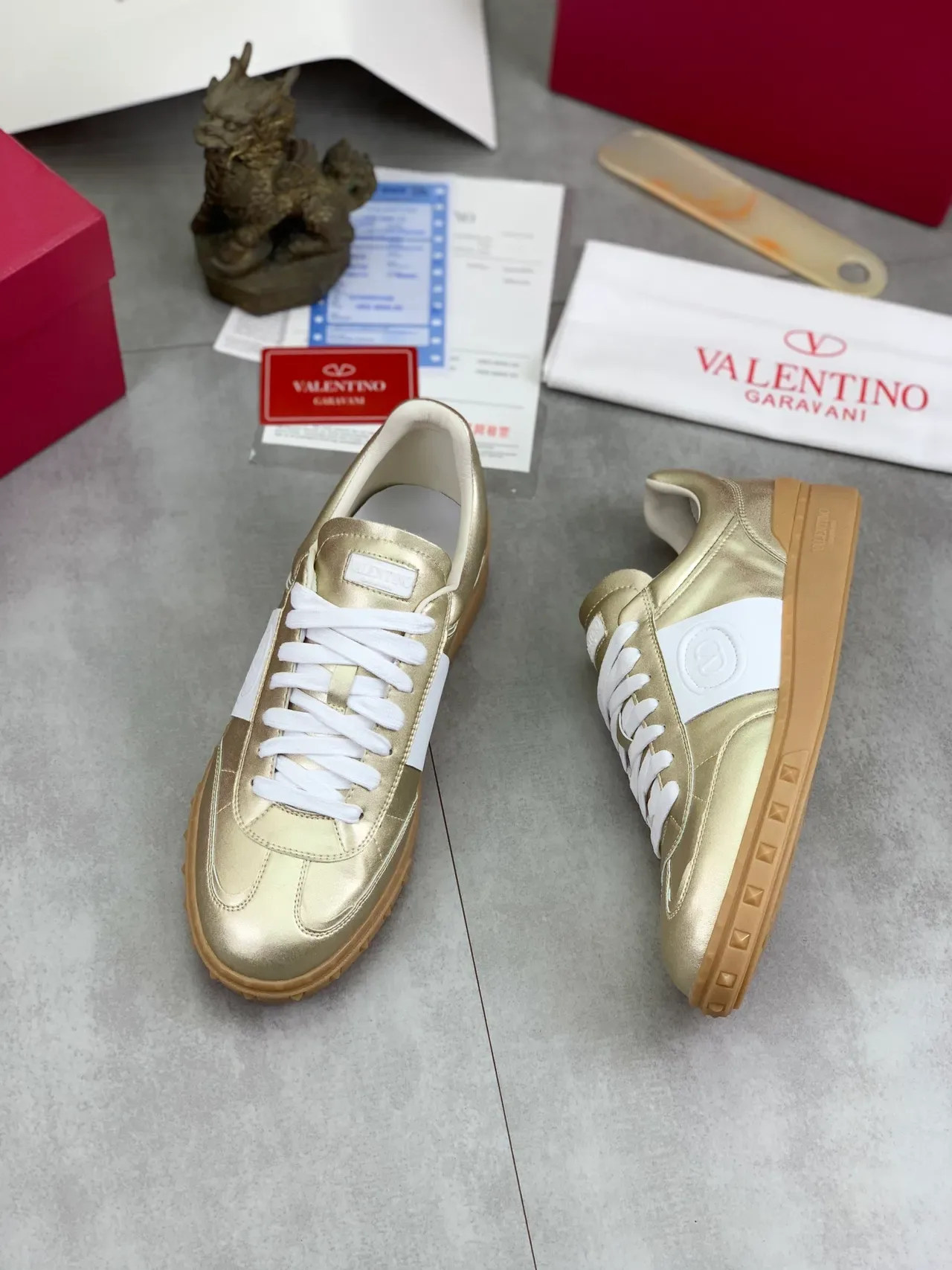 Valentino Tênis Lifestyle com Cadarços de Couro Metálico Branco Dourado 5