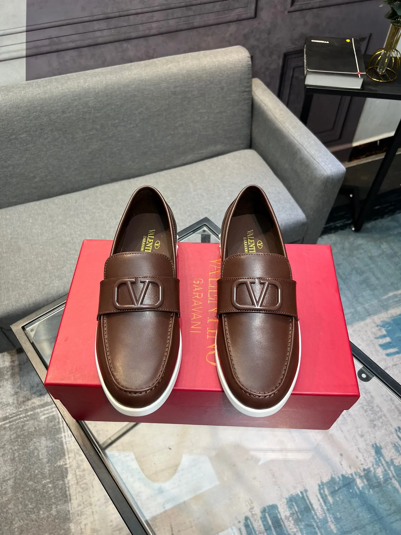 Valentino Rockstud भूरा सफेद चमड़ा VLogo बकल लोअफर 2