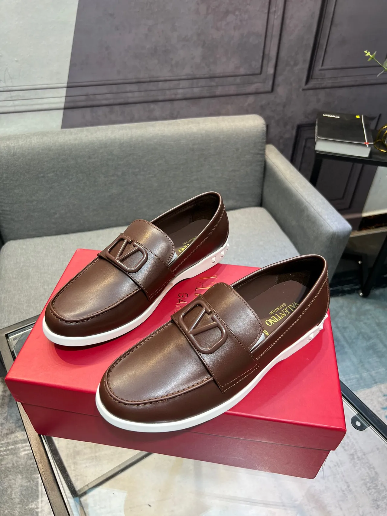 Valentino Rockstud भूरा सफेद चमड़ा VLogo बकल लोअफर 3