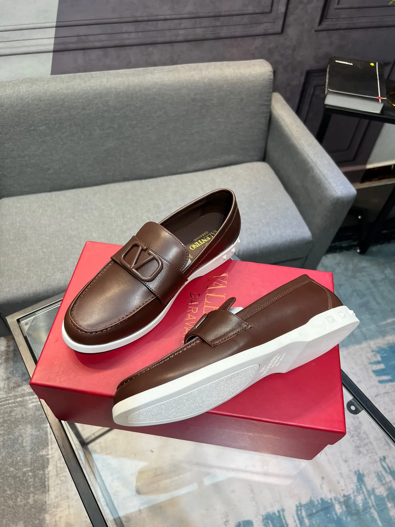 Valentino Rockstud भूरा सफेद चमड़ा VLogo बकल लोअफर 4