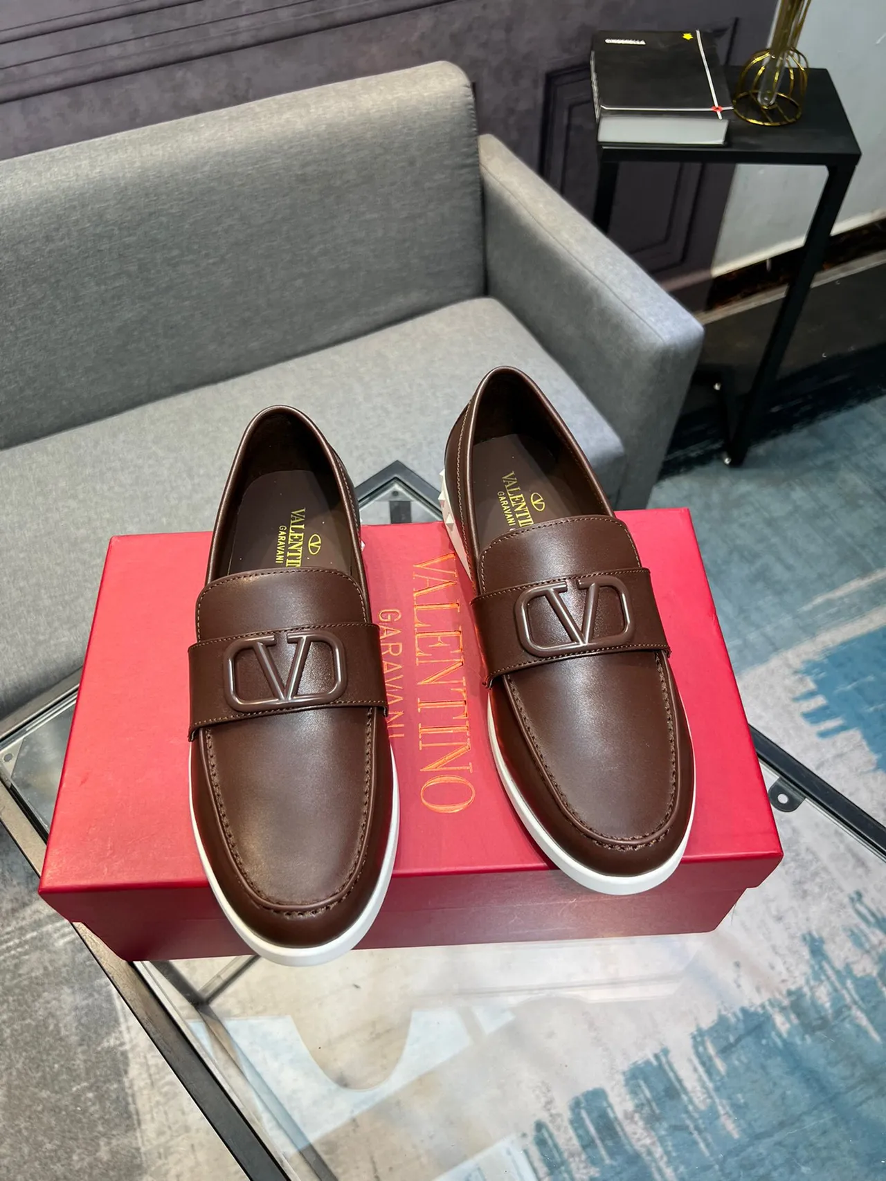 Valentino Rockstud भूरा सफेद चमड़ा VLogo बकल लोअफर 5