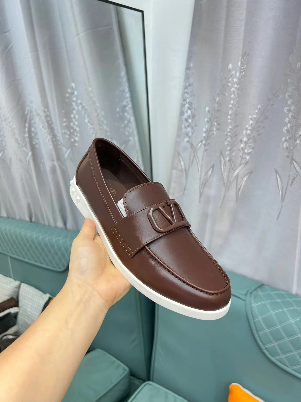 Valentino Rockstud भूरा सफेद चमड़ा VLogo बकल लोअफर 6