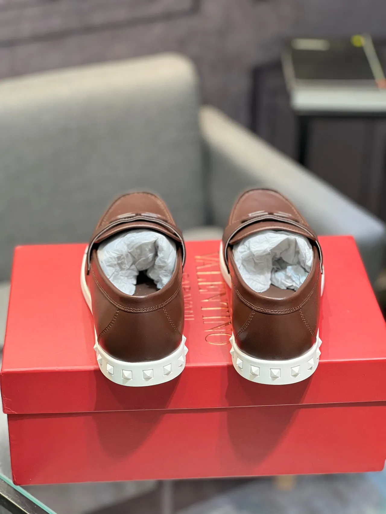 Valentino Rockstud भूरा सफेद चमड़ा VLogo बकल लोअफर 8