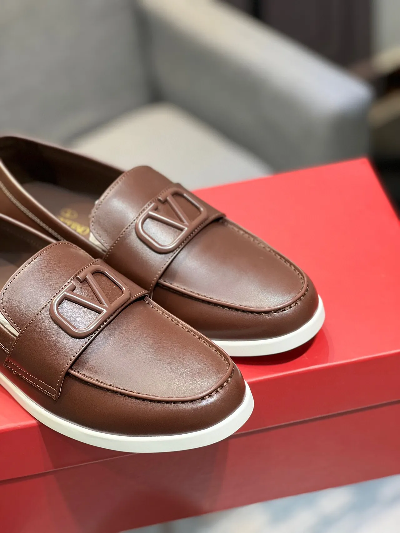 Valentino Rockstud भूरा सफेद चमड़ा VLogo बकल लोअफर 9