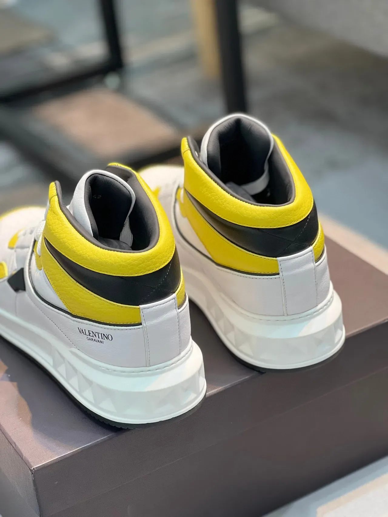 Valentino Rockstud High-Top sneakers lifestyle brancos amarelos pretos 2