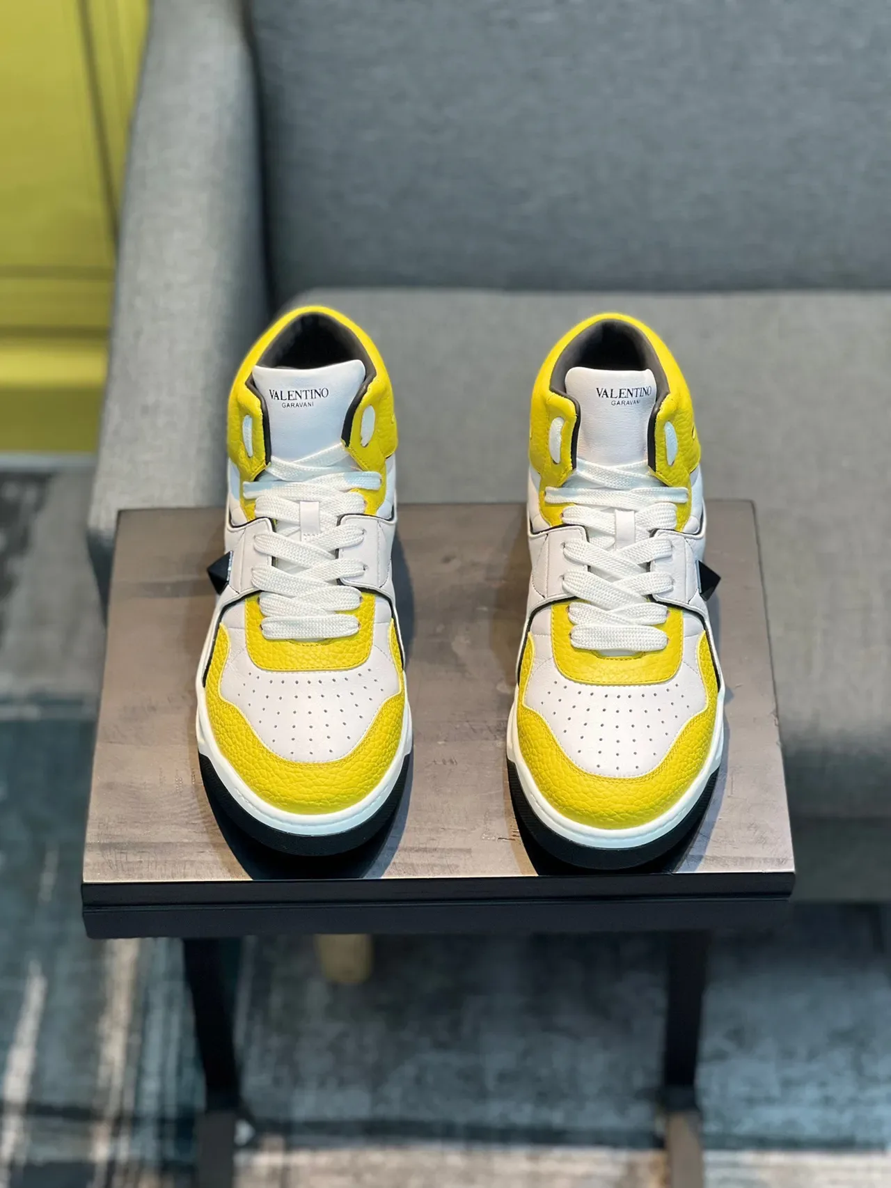 Valentino Rockstud High-Top sneakers lifestyle brancos amarelos pretos 4