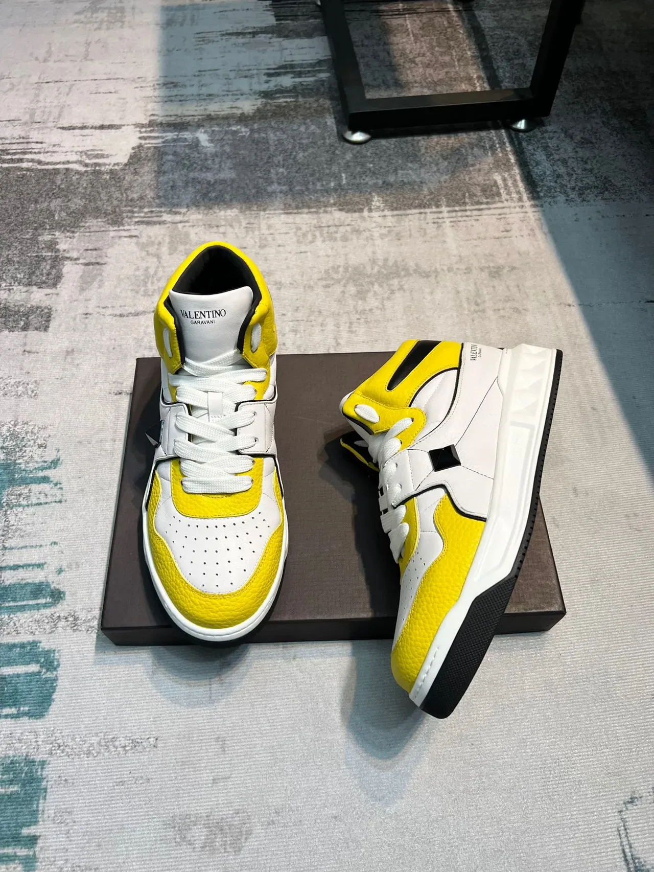 Valentino Rockstud High-Top sneakers lifestyle brancos amarelos pretos 5