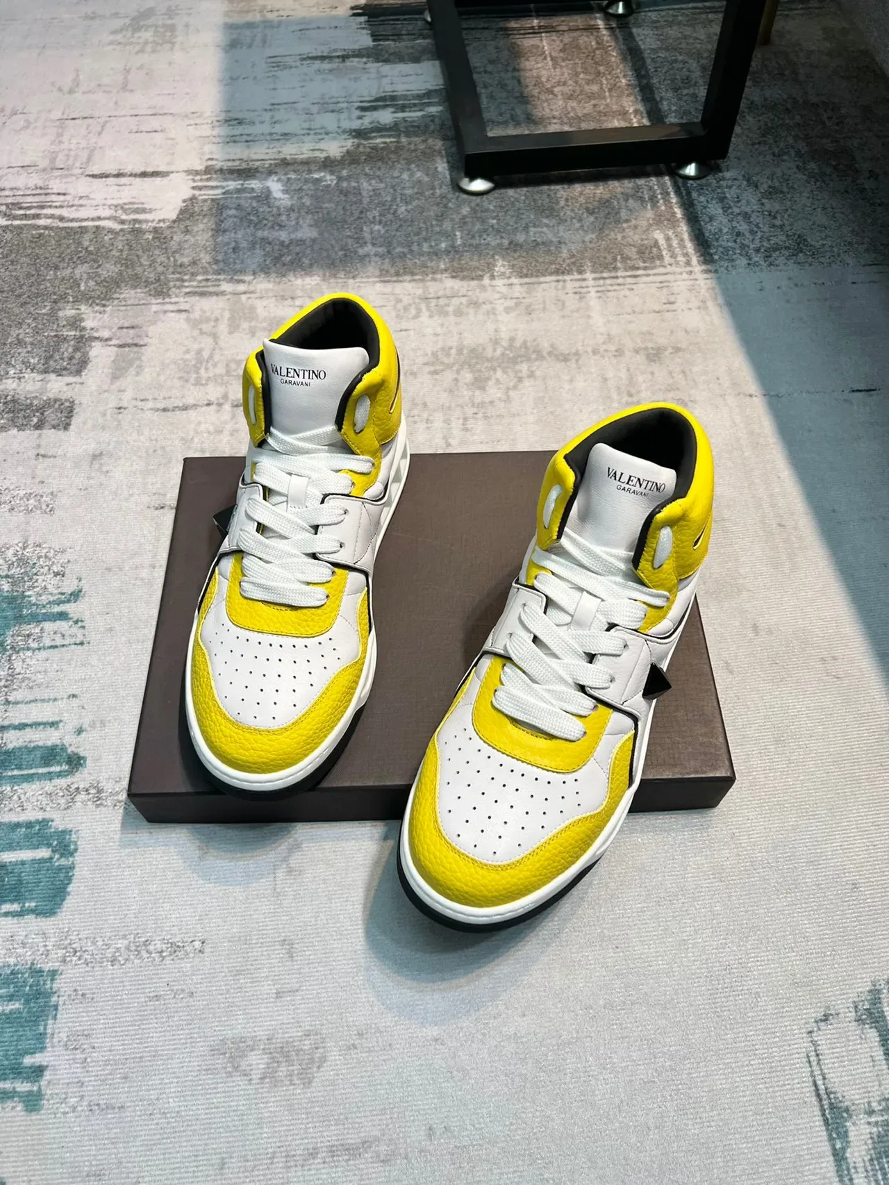 Valentino Rockstud High-Top sneakers lifestyle brancos amarelos pretos 6