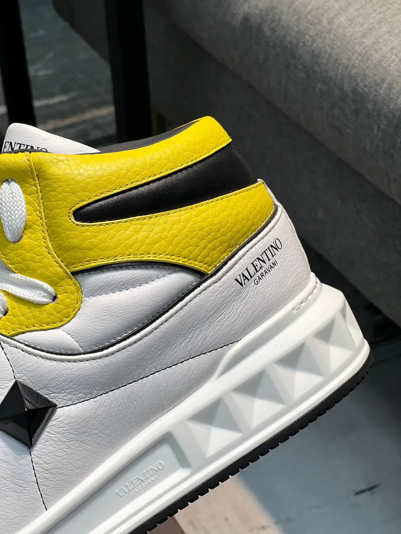 Valentino Rockstud High-Top sneakers lifestyle brancos amarelos pretos 7