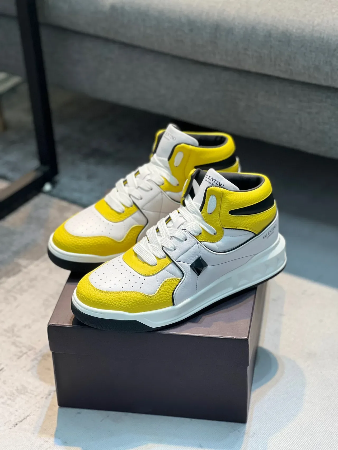 Valentino Rockstud High-Top sneakers lifestyle brancos amarelos pretos 8