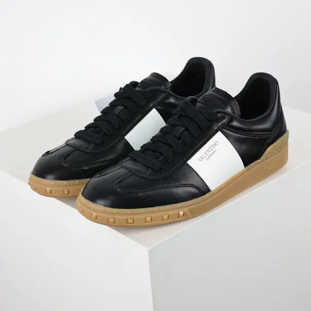 Valentino Rockstud-Inspired 黑色和白色皮革生活方式运动鞋 2