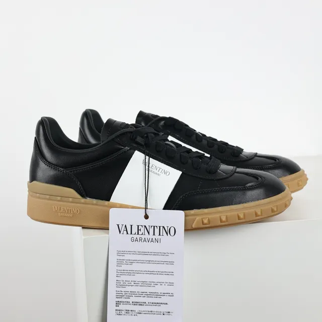 Valentino Rockstud-Inspired 黑色和白色皮革生活方式运动鞋 3