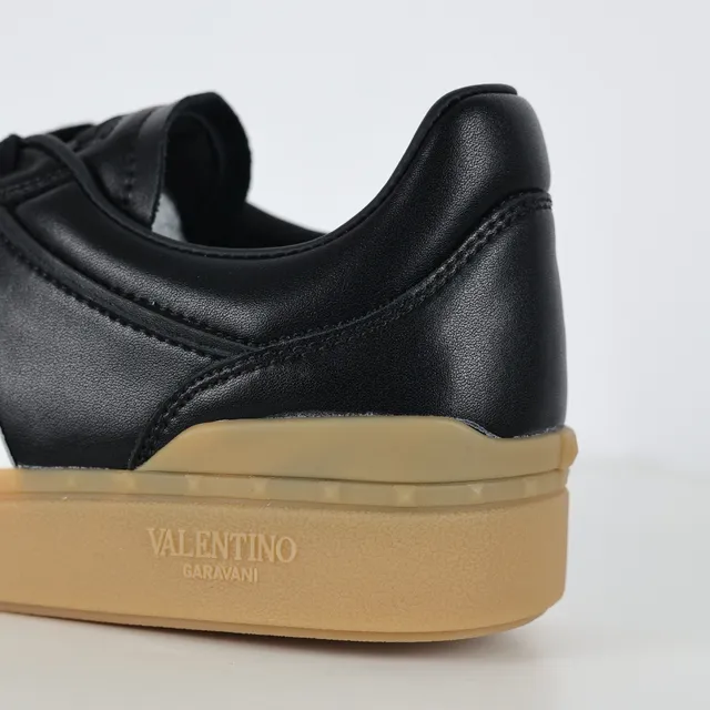 Valentino Rockstud-Inspired 黑色和白色皮革生活方式运动鞋 4