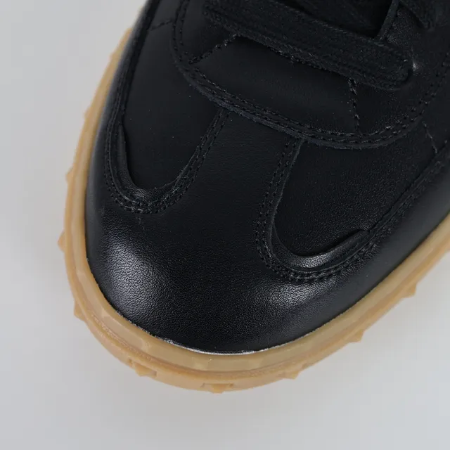 Valentino Rockstud-Inspired 黑色和白色皮革生活方式运动鞋 5