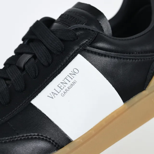 Valentino Rockstud-Inspired 黑色和白色皮革生活方式运动鞋 6