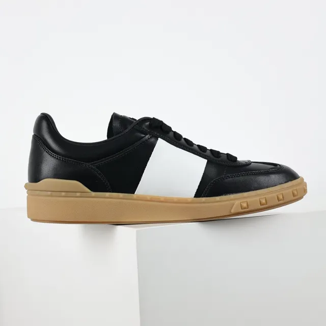 Valentino Rockstud-Inspired 黑色和白色皮革生活方式运动鞋 7