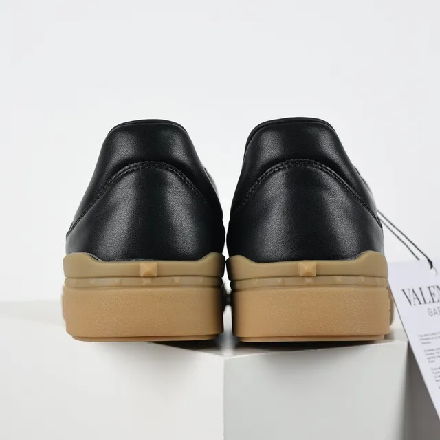 Valentino Rockstud-Inspired 黑色和白色皮革生活方式运动鞋 8