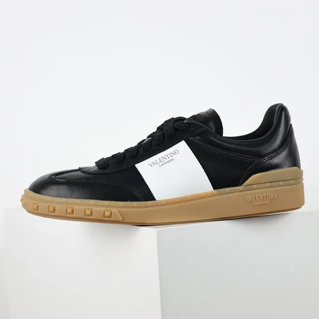 Valentino Rockstud-Inspired 黑色和白色皮革生活方式运动鞋 9