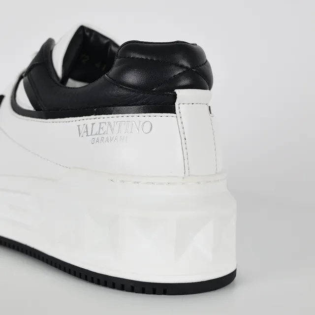 Sneaker plateforme Valentino Rockstud blanc et noir lifestyle sneakers 4