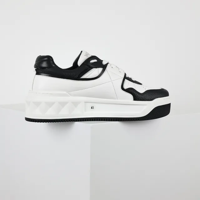Sneaker plateforme Valentino Rockstud blanc et noir lifestyle sneakers 7