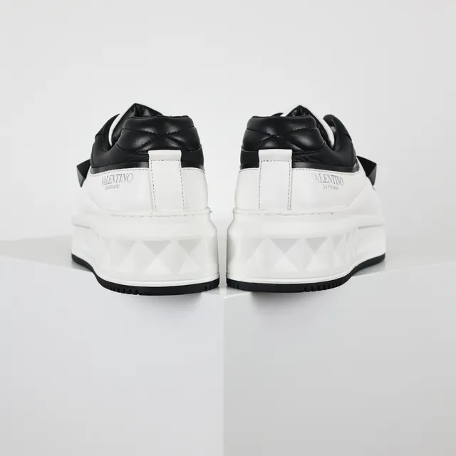 Sneaker plateforme Valentino Rockstud blanc et noir lifestyle sneakers 8