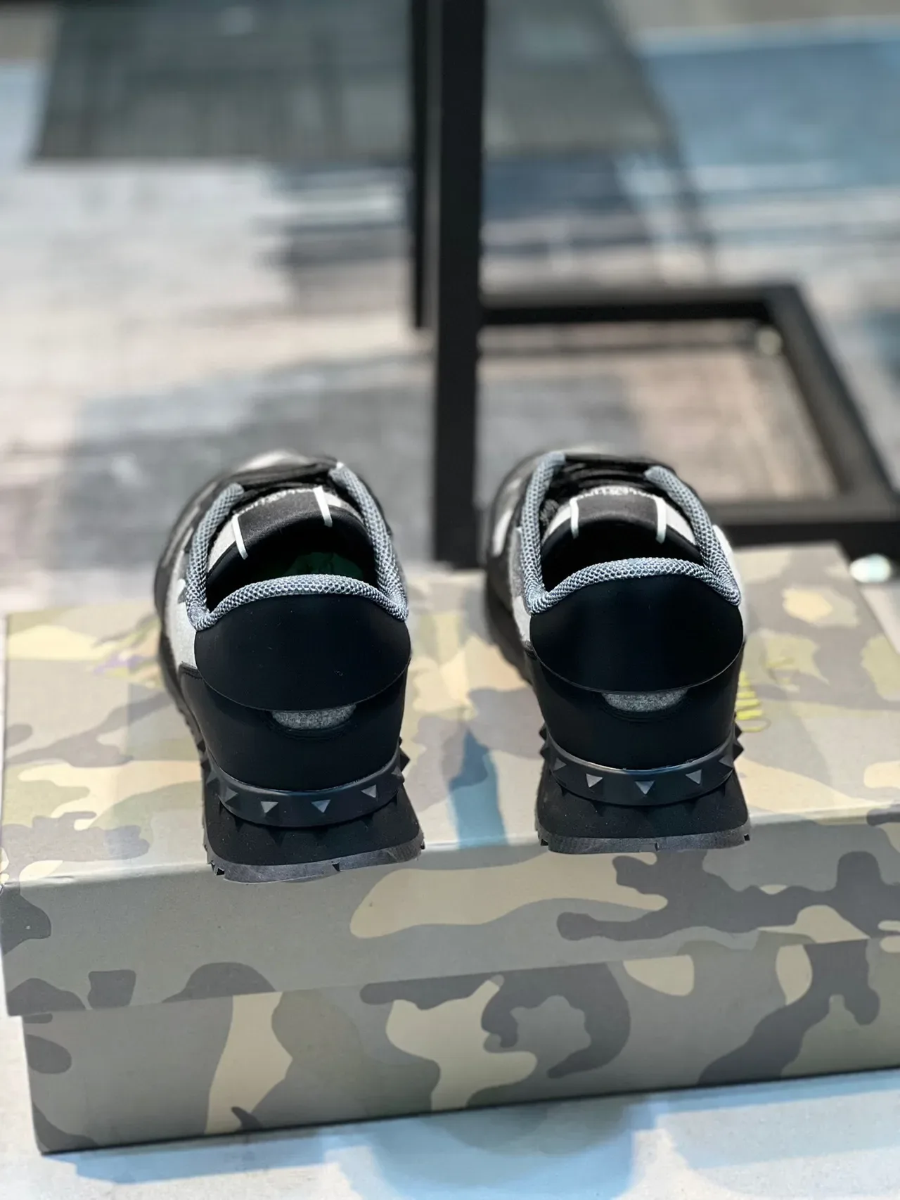 瓦伦蒂诺 Rockstud Runner 迷彩拼接生活休闲运动鞋 2